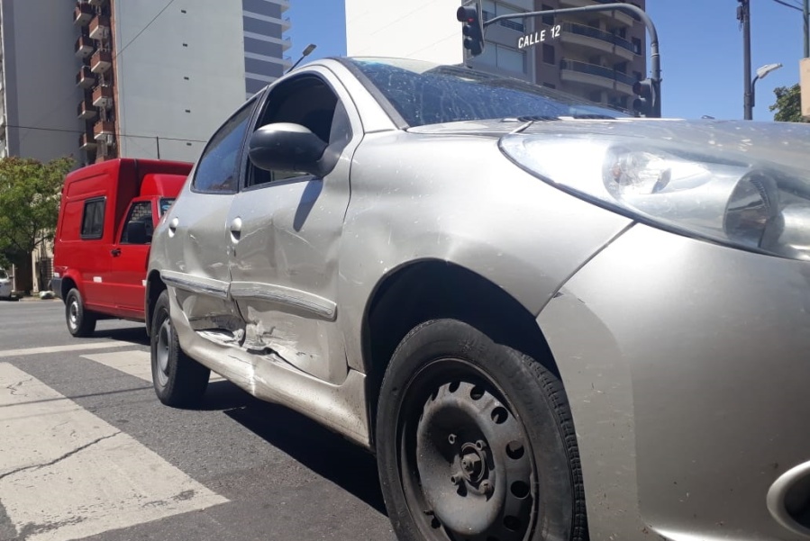 Persiguió, atacó y chocó a su ex novia y a su nueva pareja cuando los vio juntos por la zona de plaza Paso