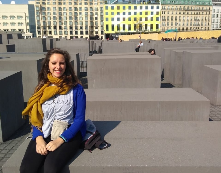 “Me dieron un beso y me chocó”: la alemana que vino a La Plata y en la escuela una maestra la retó por no cantar el himno