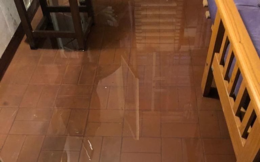 En la zona de 2 y 530 conviven con desechos cloacales en sus propias casas