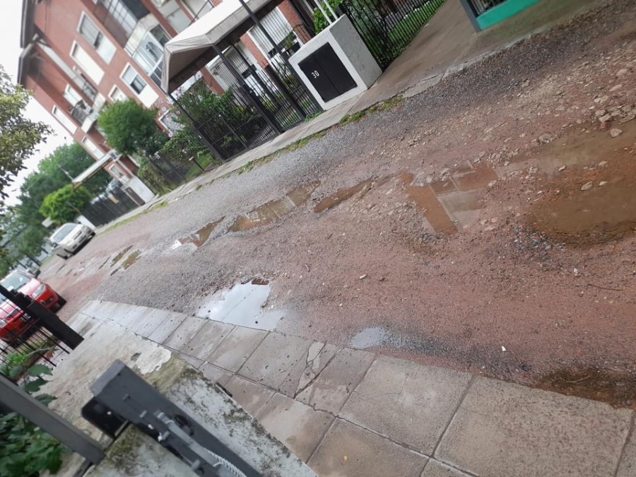 Vecinos de Los Hornos piden que arreglen las calles: “Así queda cada vez que llueve”