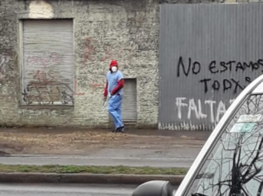 Vestido de médico, atacó armado en un supermercado platense: hay un herido