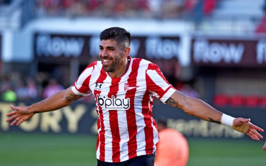 Estudiantes se aseguró a su goleador