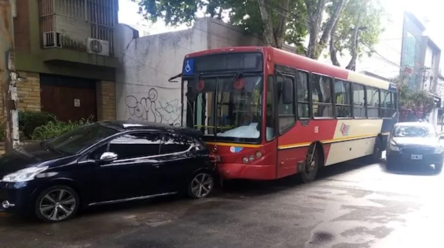 Tres delincuentes se robaron un colectivo, intentaron huir y destrozaron cinco autos