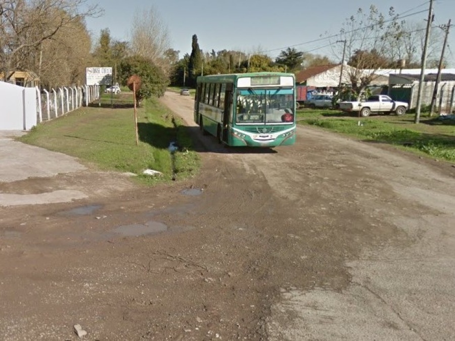 Le dispararon tres veces para robarle en La Plata, se enfrentó al ladrón y terminó ensangrentado