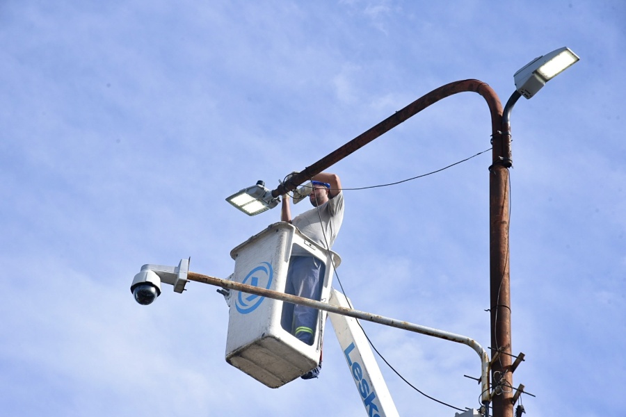 Aceleran el Plan de Alumbrado Público en La Plata y trabajaron en luminarias de seis localidades más