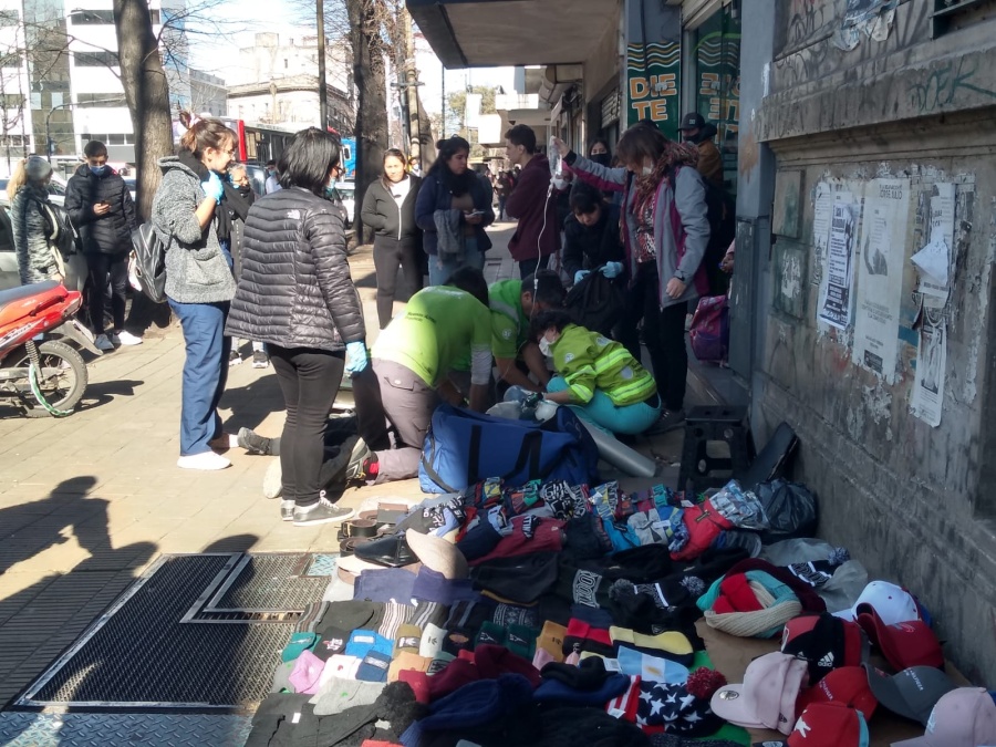 Una mujer falleció en la vía pública en pleno diagonal 80