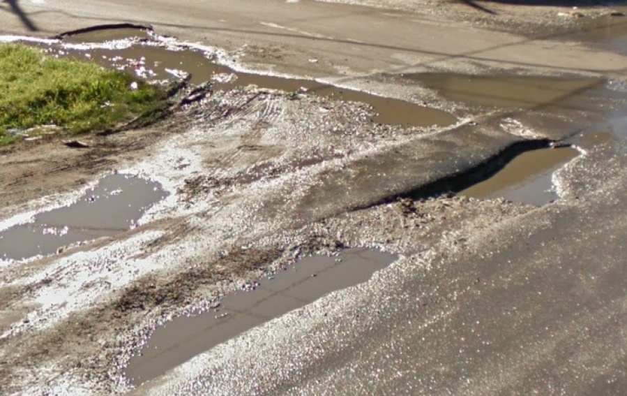 Vecinos piden que mejoren las condiciones de la calle en 61 y 150 porque están “llenas de baches”