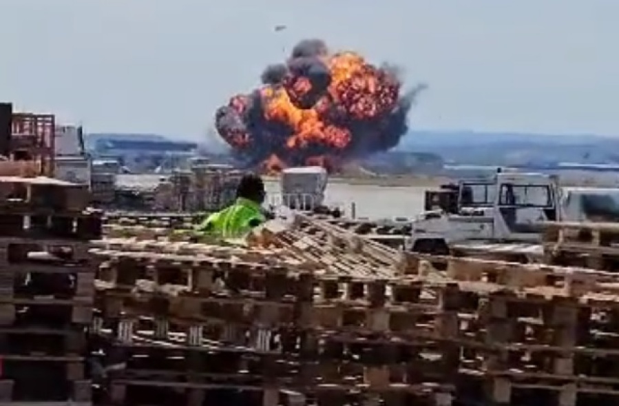 Un avión se estrelló mientras hacía una exhibición en España y el piloto salvó su vida de milagro