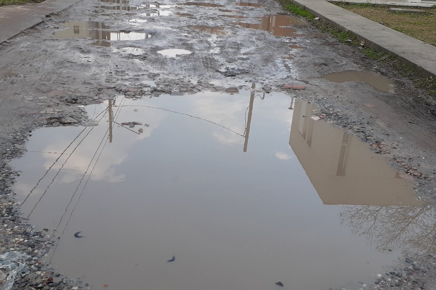 ”Te cobran impuestos y así tienen las calles”: Enfurecido, un vecino de City Bell mostró los pozos
