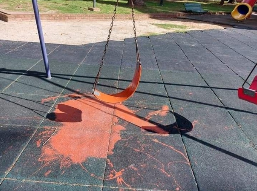 Una vecina de la Plaza San Martín reclamó que los bancos y juegos están destrozados