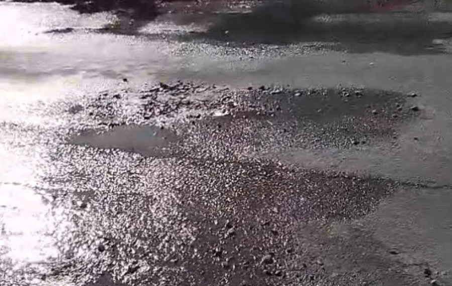 En Los Hornos reclaman por pérdida de agua que brota en medio de la calle y nadie lo soluciona