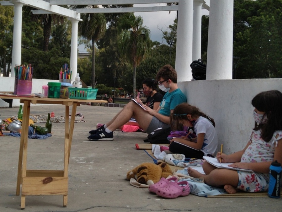 Ir al Parque Saavedra y dibujar libremente, la propuesta que es un boom en La Plata: ”Te conectás de otra forma”