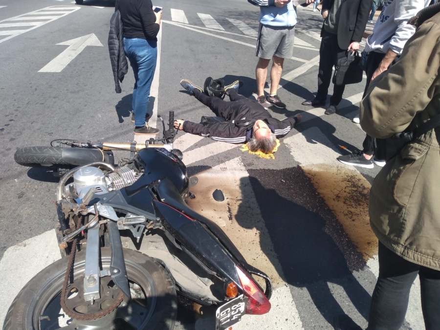 Una camioneta y una moto chocaron en el centro platense: el conductor huyó