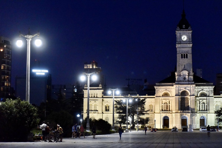 Realizaban desmanes en Plaza Moreno y fueron detenidos