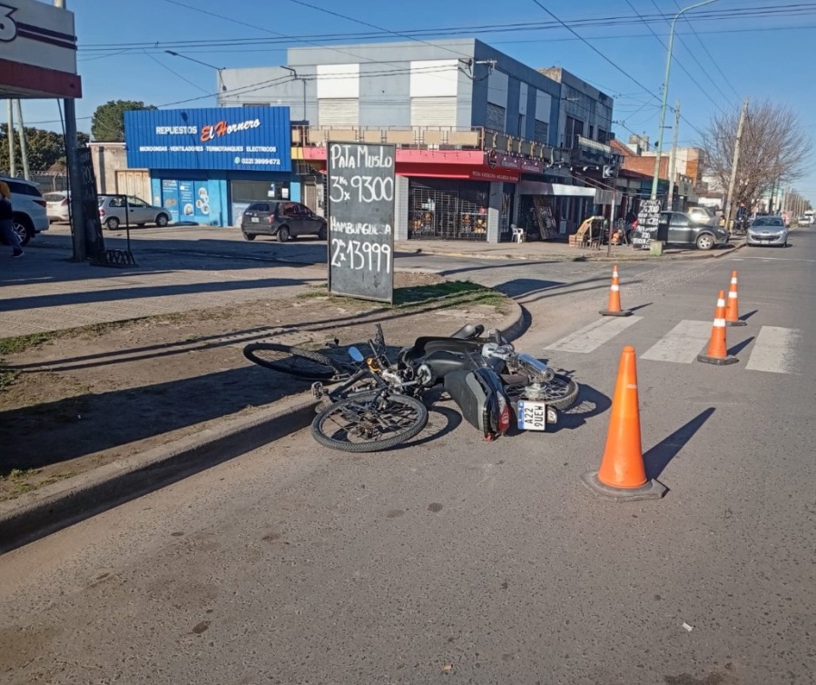 Choque entre una moto y una bicicleta en La Plata