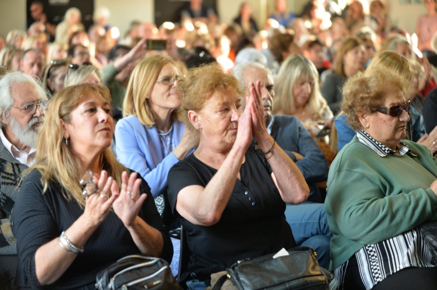 Se realizó una nueva entrega de tablets gratuitas a jubilados en La Plata: se benefició a 5.400 adultos mayores