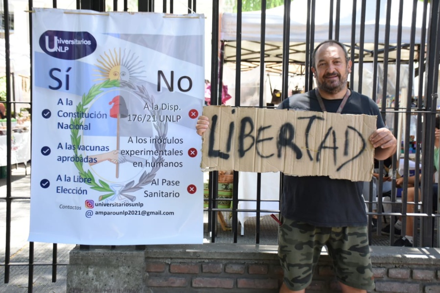 Un pequeño grupo de universitarios protestó contra el Rectorado: ”No respetan nuestra opinión”
