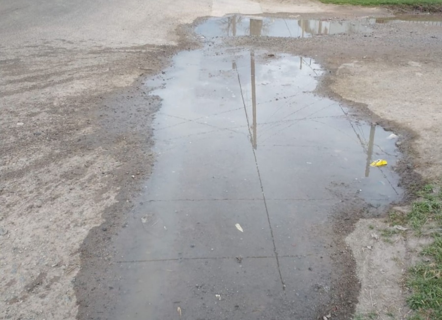 En Los Hornos reclamaron por una pérdida de agua que ya llegó hasta la puerta de las casas