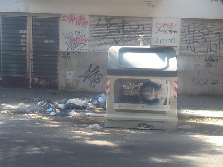 Piden que en 59 y 10 los vecinos colaboren con la limpieza de la zona: ”Los contenedores se llenan y siguen colocando basura”