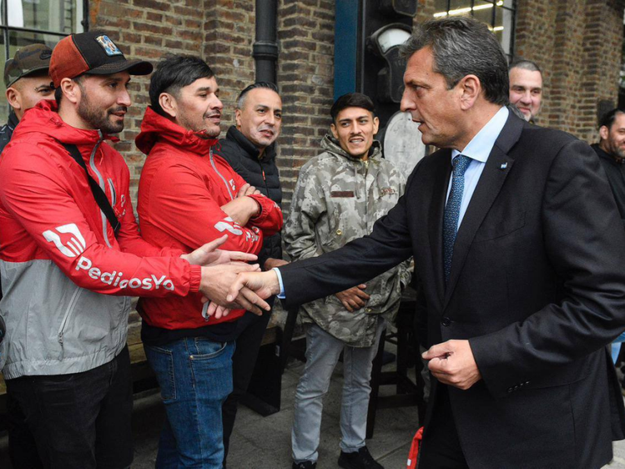 Massa confirmó la puesta en marcha del seguro gratuito para deliverys en todo el país