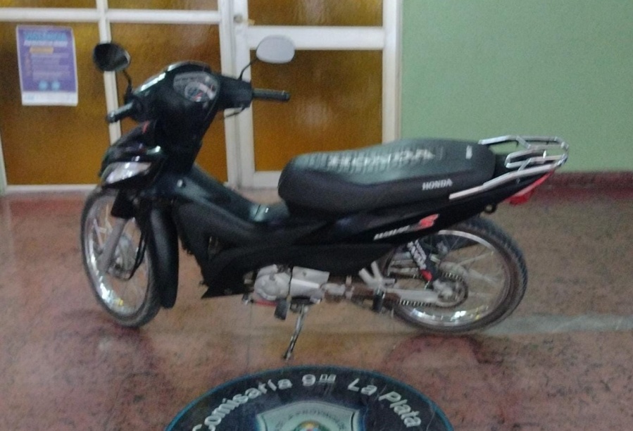 En un ”operativo contra motochorros”, capturaron a dos hombres que circulaban en una moto robada