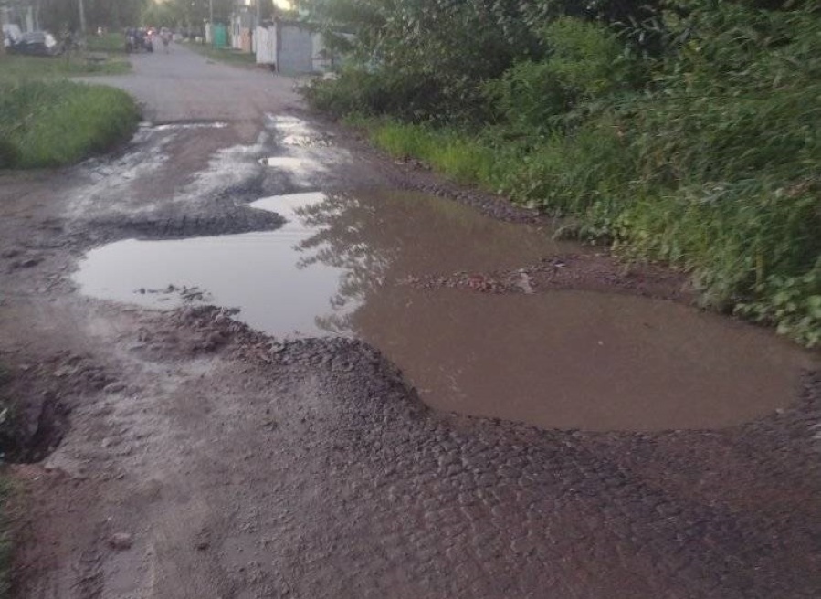 Vecinos reclaman por el estado de una cuadra de Los Hornos: ”Es imposible pasar”