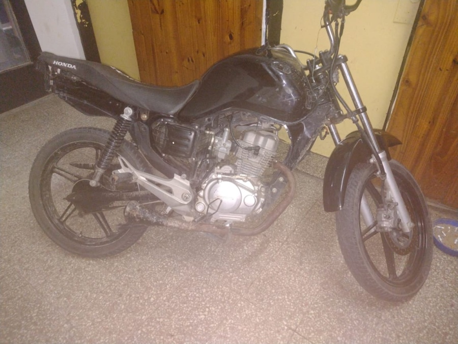 Lo interceptaron en Los Hornos por circular en una moto sin luces ni patente y descubrieron que era robada