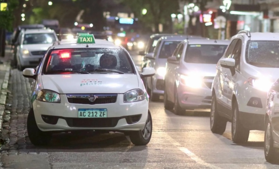 Un taxista levantó a una pareja en Villa Elvira, se subió otro pasajero ”en cuero” y vivió un verdadero calvario