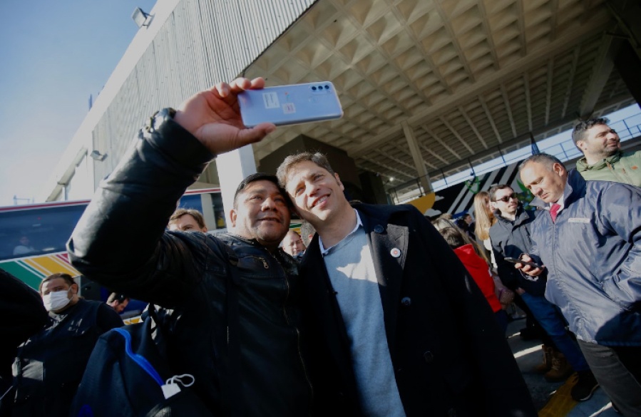 Kicillof despidió a un contingente de estudiantes: “Para la Provincia es algo hermoso, que entrega y reconoce un derecho”