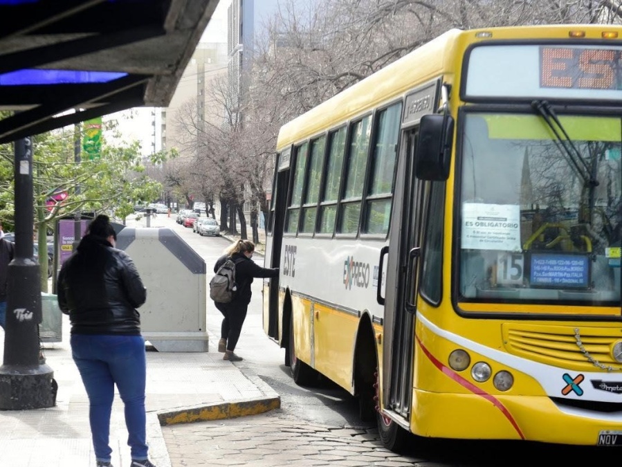 ”Todo vuelve en la vida”: su hija tuvo un descuido arriba del micro Este de La Plata y acudió a la ”empatía” de la gente