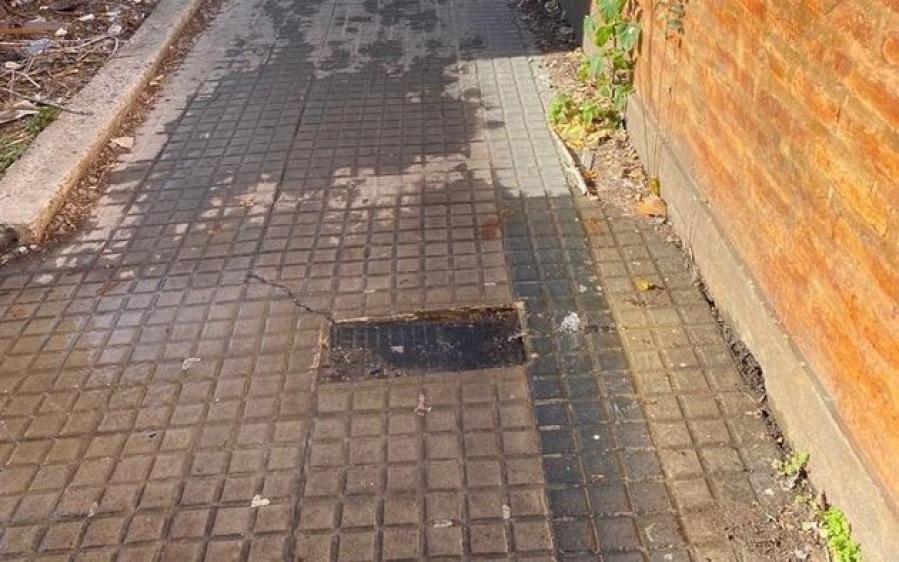 Vecinos de calle 5 y 47 se indignaron por una importante pérdida de agua