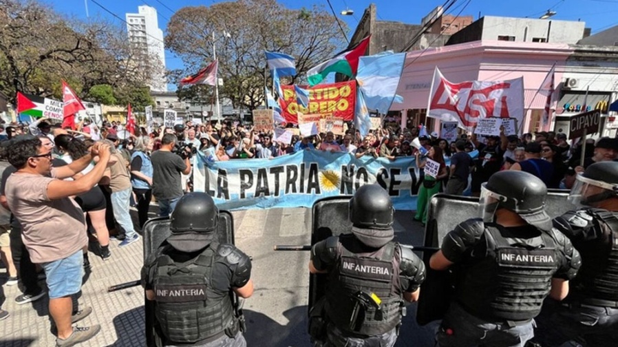 La Policía Federal detuvo a cinco manifestantes tras los disturbios en la visita de campaña de Javier Milei