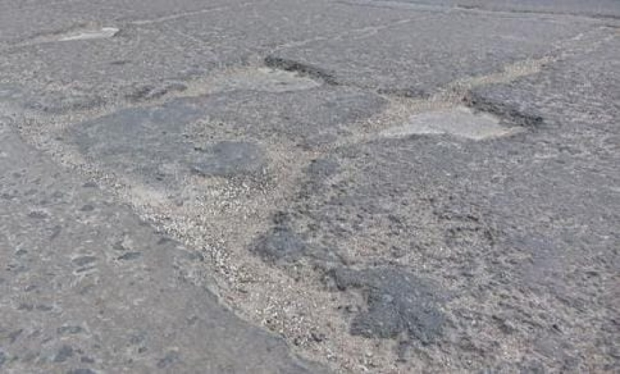 Las calles de varios barrios de La Plata continúan cubiertas de baches y los vecinos piden un mejor mantenimiento