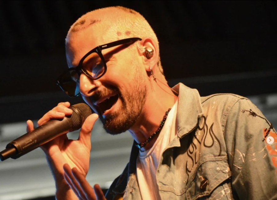 La Banda de Grillo presentó su último tema ”La melodía de Dios” y dio sus sensaciones luego del estreno: ”Estoy muy feliz”