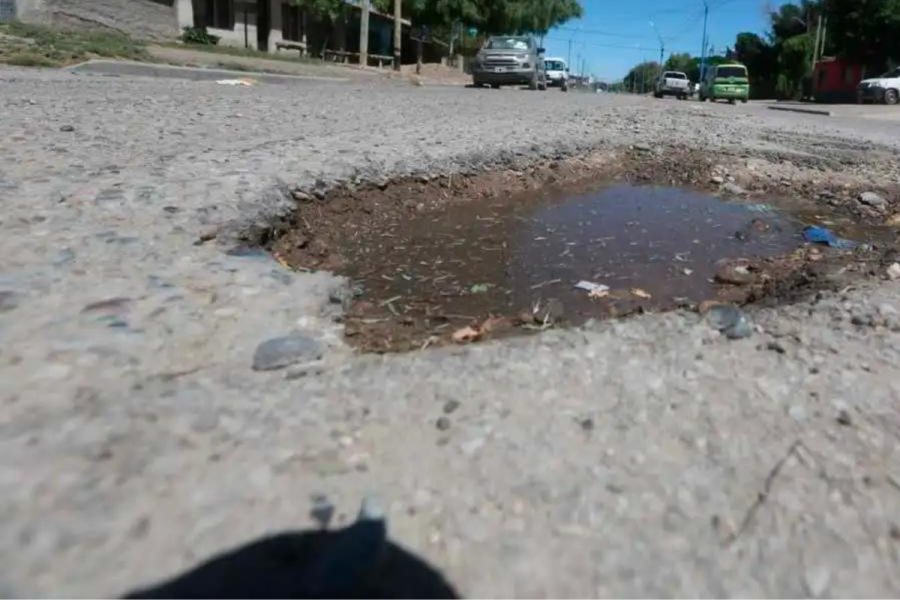 Vecinos reclaman por baches en pleno corazón de City Bell: “Las ciudades ucranianas bombardeadas tienen menos pozos”