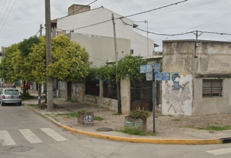 Encerraron en el baño a empleados de una pizzería de Los Hornos para robar el local