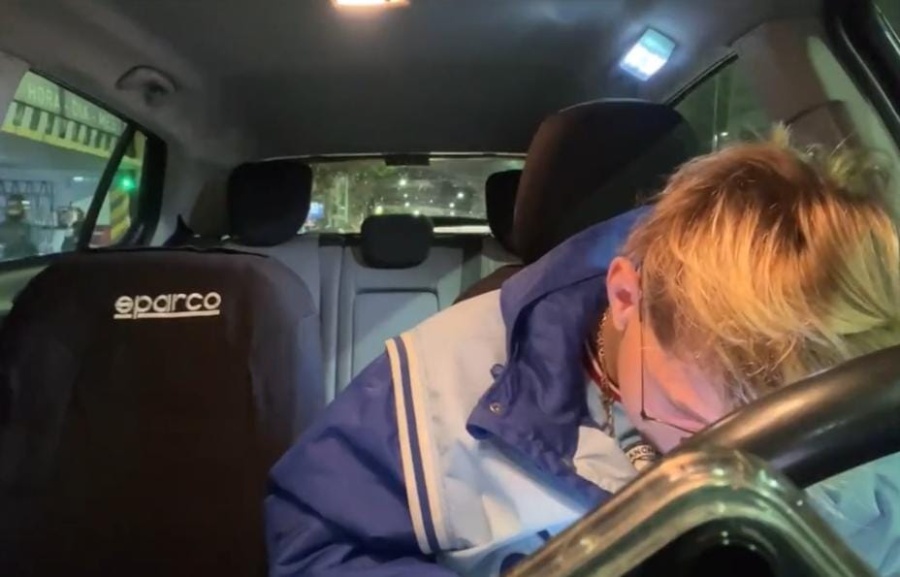 Le rompieron el vidrio del auto y le robaron el celular al streamer ”Brunenger” mientras hacia una transmisión en vivo