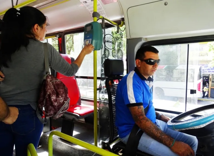 El gobierno bonaerense analizará un proyecto para que las personas con discapacidad usen una tarjeta magnética en colectivos
