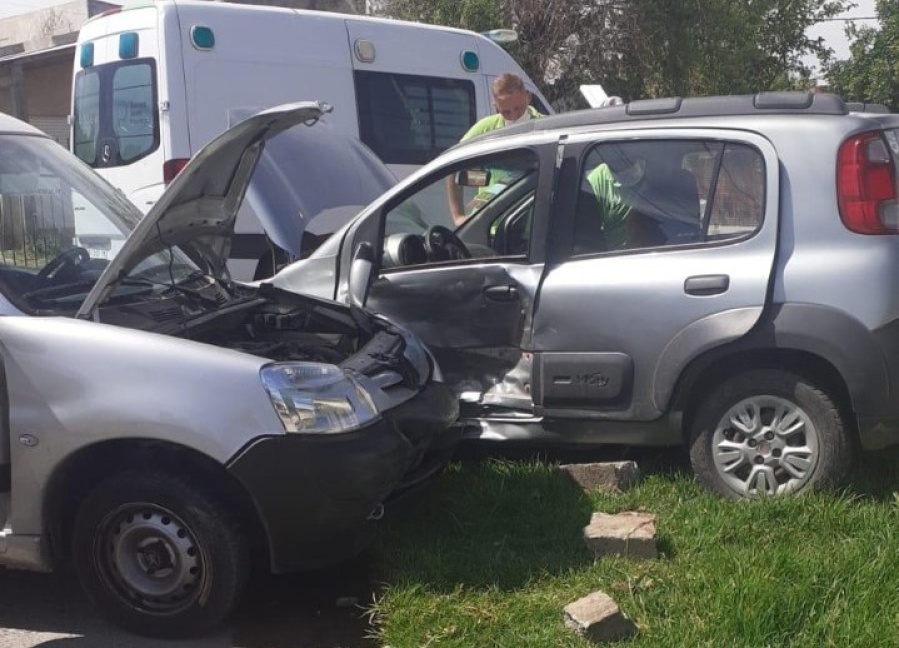 Una mujer quedó atrapada dentro un auto luego de chocar en 9 y 149