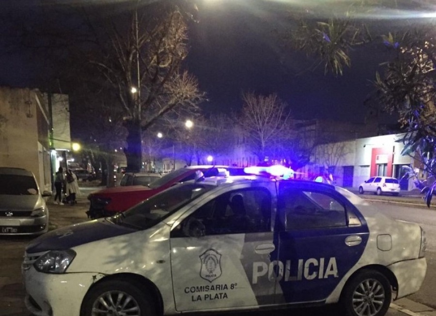 Lo pararon en un control de tránsito en Villa Elvira y le encontraron envoltorios con droga