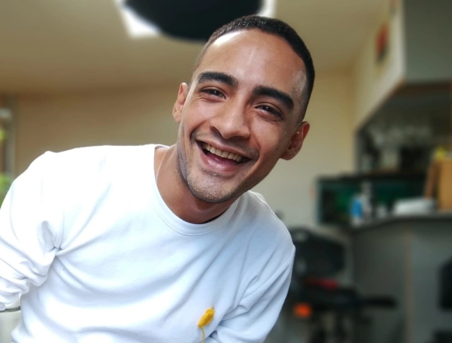 Su familia se refugió en el Fin del Mundo en 2001, llegó a La Plata y sueña con ayudar a la gente: ”Esa es mi realidad”