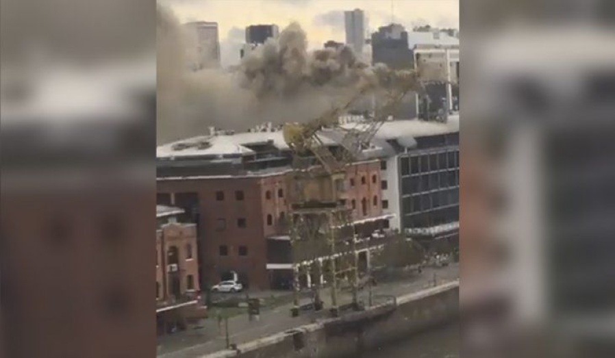 Importante incendio destruye a un restaurante de Puerto Madero