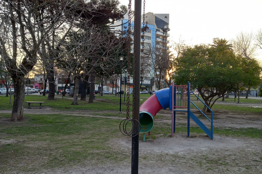 Vecinos exigen arreglos y mantenimiento “urgentes” en Plaza Azcuénaga: “Cada día está peor”