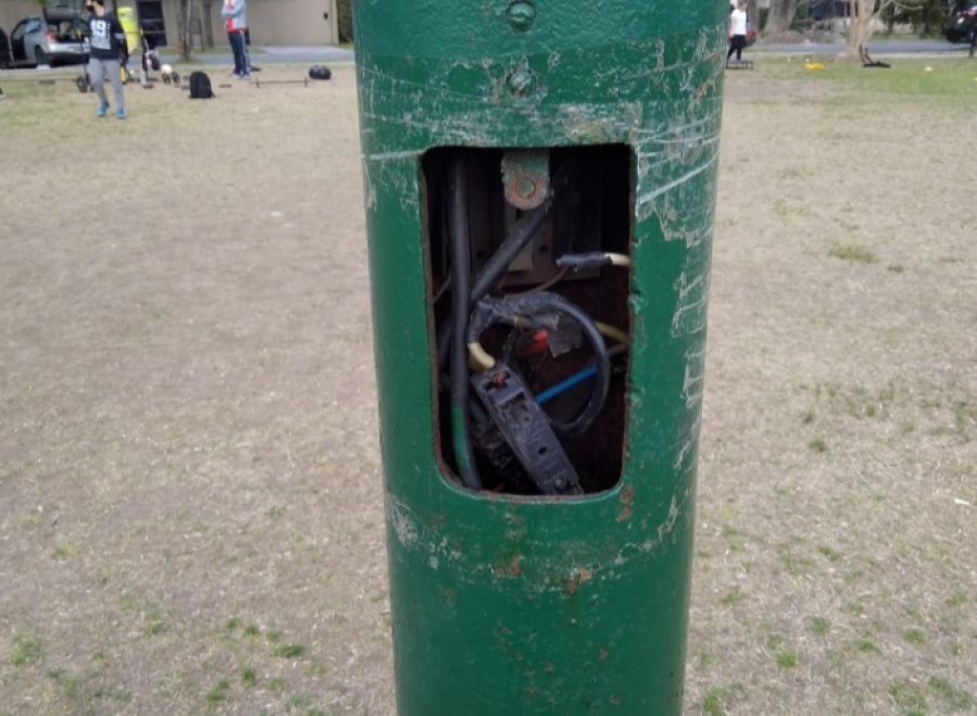 ”Se preocupan por los votos pero no nos escuchan”: Vecinos de City Bell reclaman el mal estado de un poste