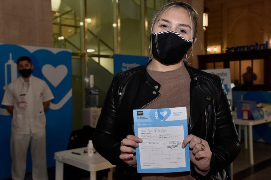 Más del 86 por ciento de los mayores de 18 tiene al menos una dosis contra el COVID-19