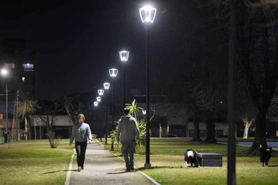 Con farolas y columnas led, finalizaron la obra de luminarias en plaza Güemes