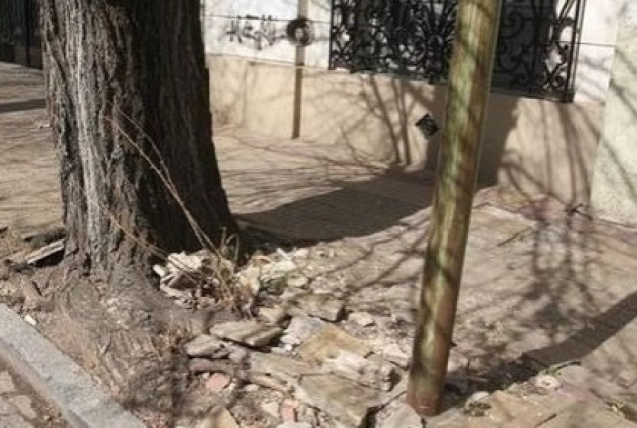 Vecinos reclaman el pésimo estado de las veredas en 13 y 60