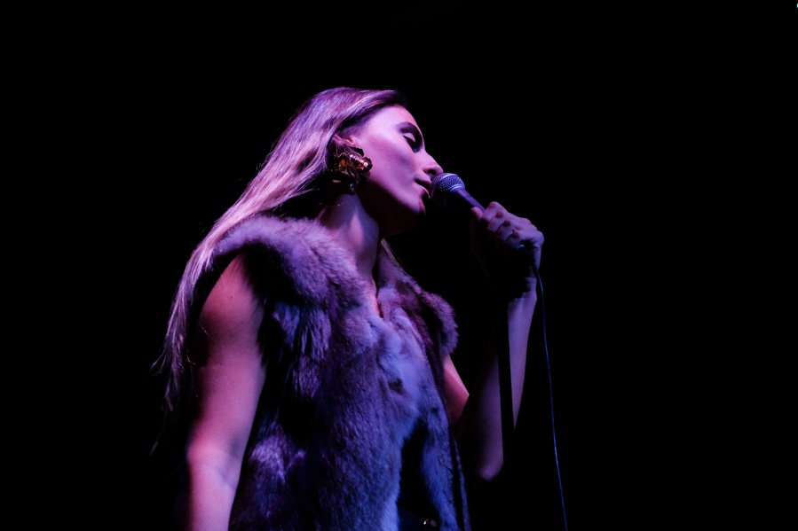 Es platense, estudió en la escuela de Cris Morena, creó su propia canción y va en busca de sus sueños en bares de la ciudad