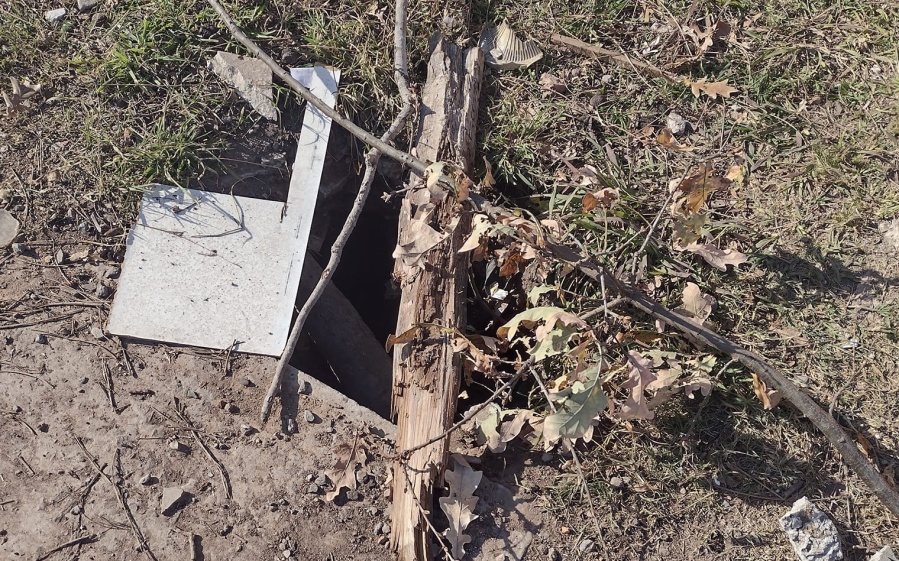 Vecinos de Los Hornos reclaman por un desagüe roto