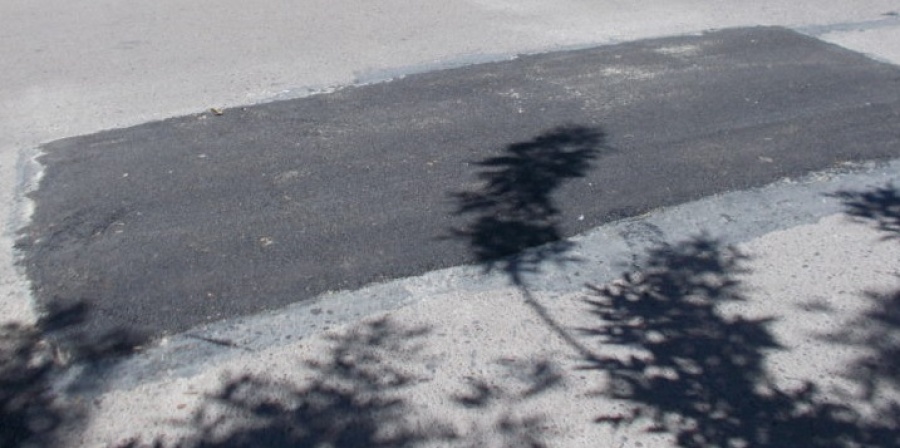 Vecinos de Los Hornos reclaman que utilizan solo parches para arreglar las calles